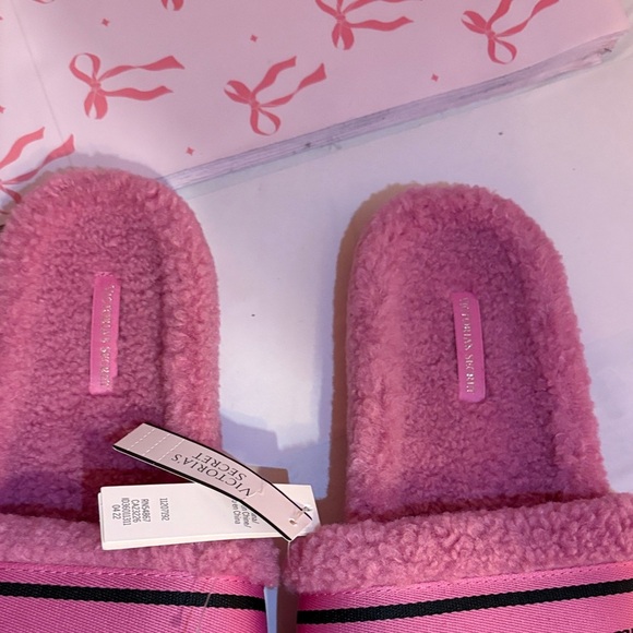 NEW 🩷🩷🩷Victoria's Secret Pink Plush Slippers - Picture 3 of 8
